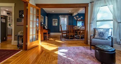 Gorgeous Mountain View in Manchester, Shopping, Dining, Spa. 5 min walk to town.