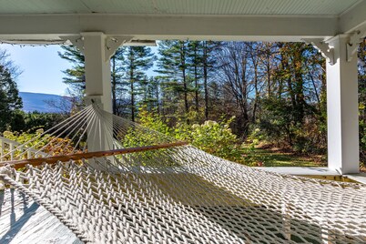 Gorgeous Mountain View in Manchester, Shopping, Dining, Spa. 5 min walk to town.