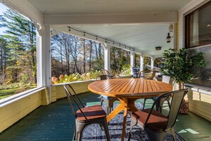 Outdoor dining - Gorgeous Mountain View in Manchester, Shopping, Dining, Spa. 5 min walk to town. (Manchester)