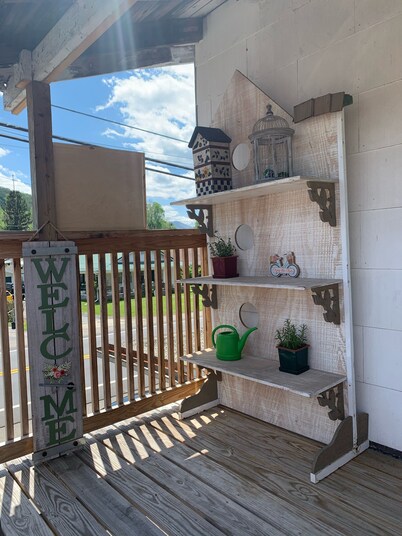 Lou's Loft of Hampton, TN