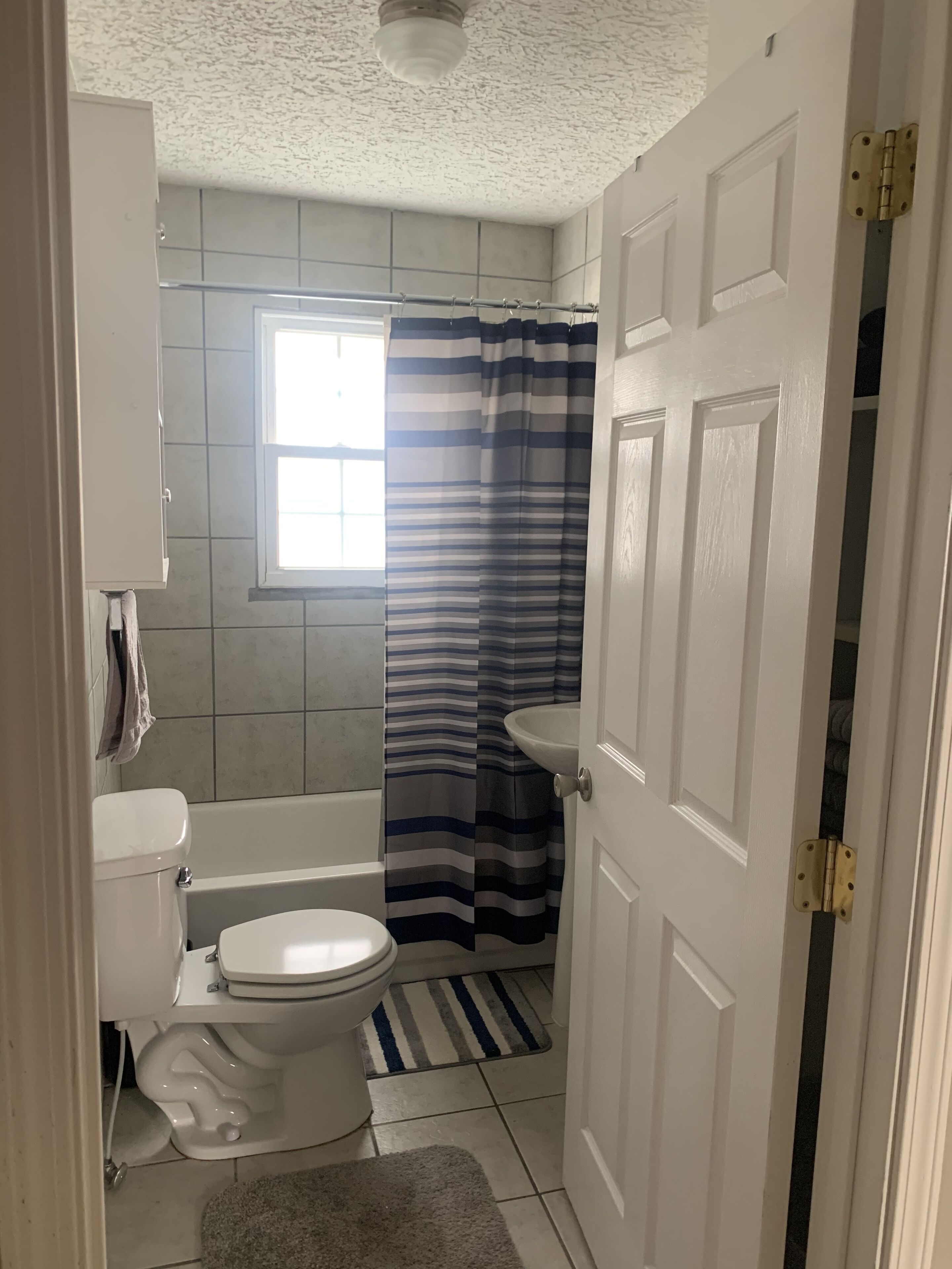 Kombinert dusj/badekar, hårføner, håndklær og såpe