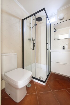 Shower - 3 guest apartment in the center of Alfama (Lisboa)