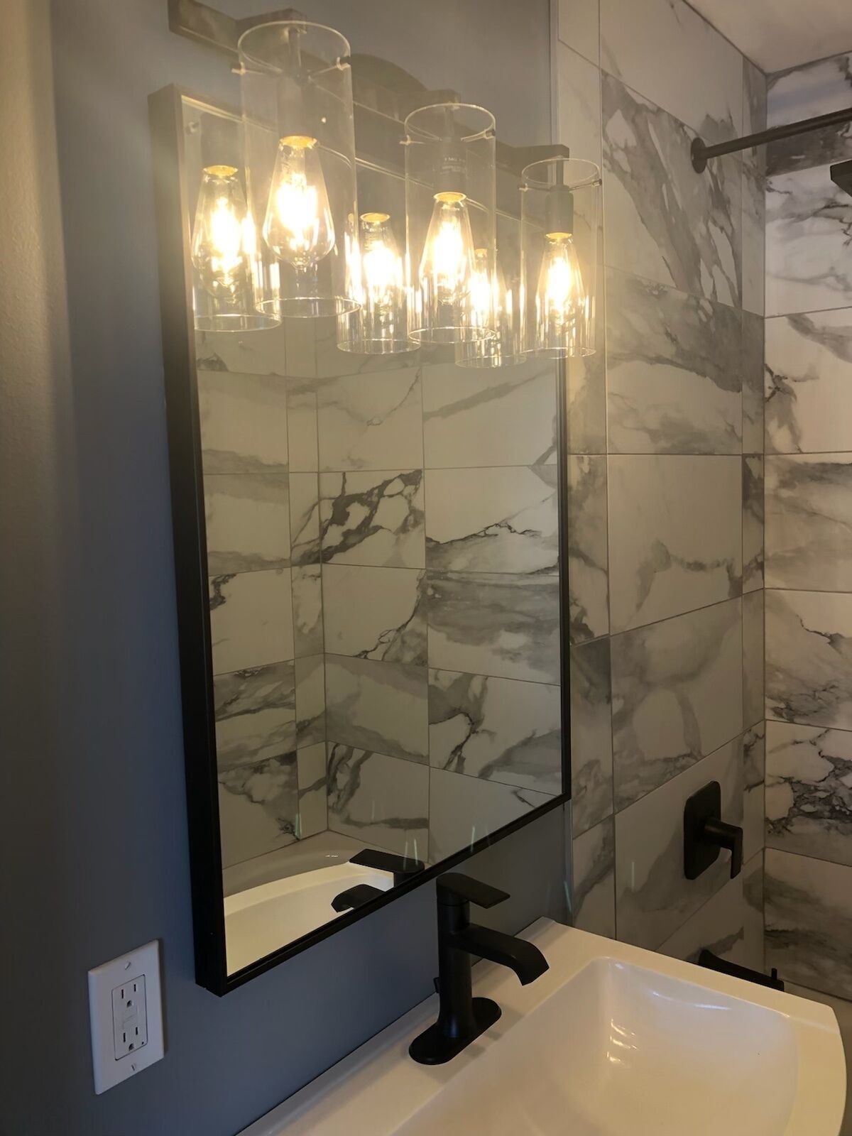 Duschwanne, Haartrockner, Handtücher, Toilettenpapier