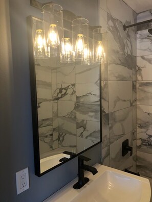 Duschwanne, Haartrockner, Handtücher, Toilettenpapier