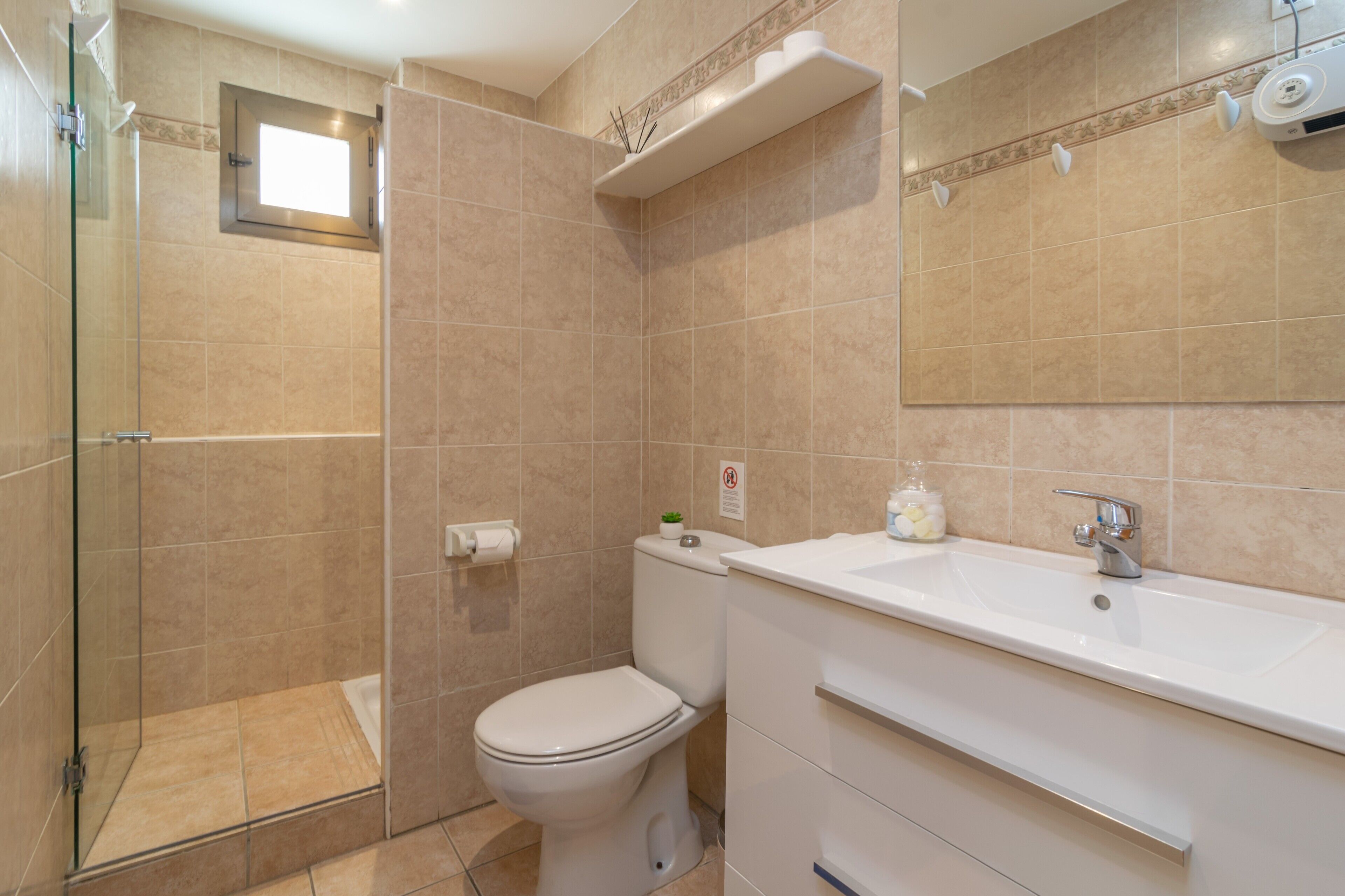 Un baño con ducha, inodoro y lavamanos.