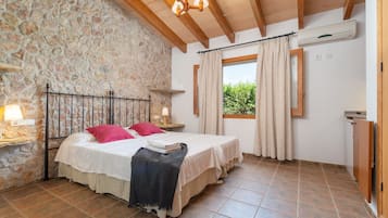 3 slaapkamers, een strijkplank/strijkijzer, gratis wifi, beddengoed