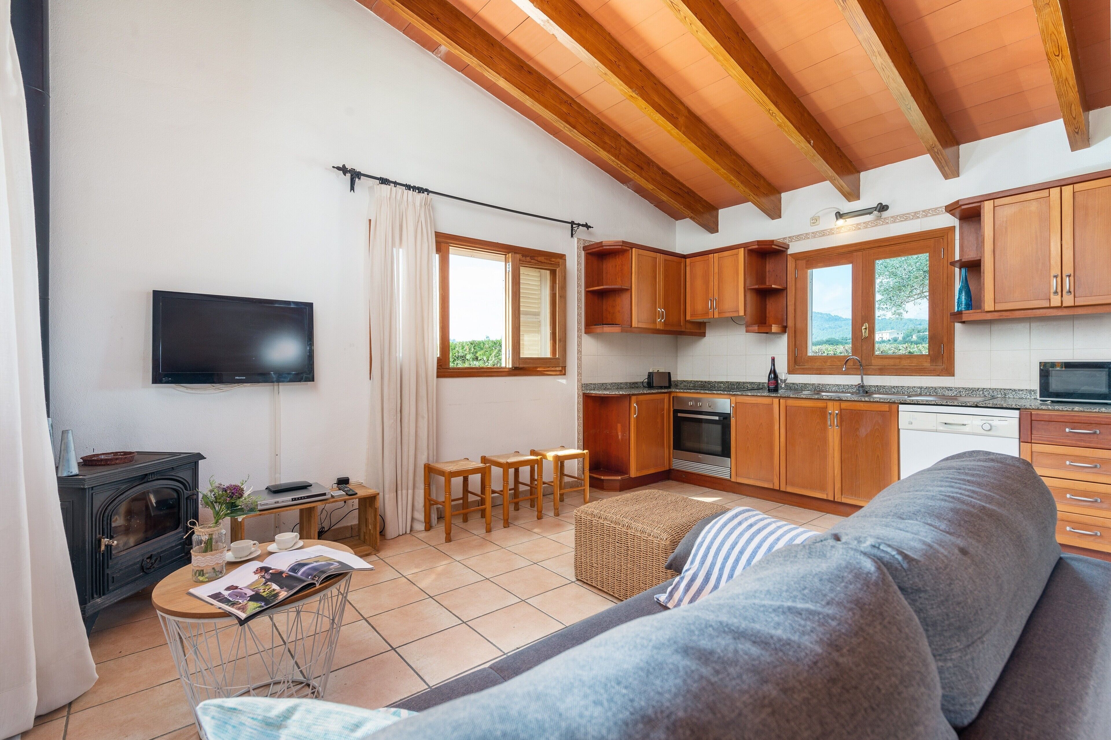 Een televisie, een dvd-speler en boeken