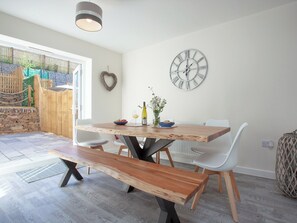 Dining - 4 bedroom accommodation in Falmouth (Falmouth)