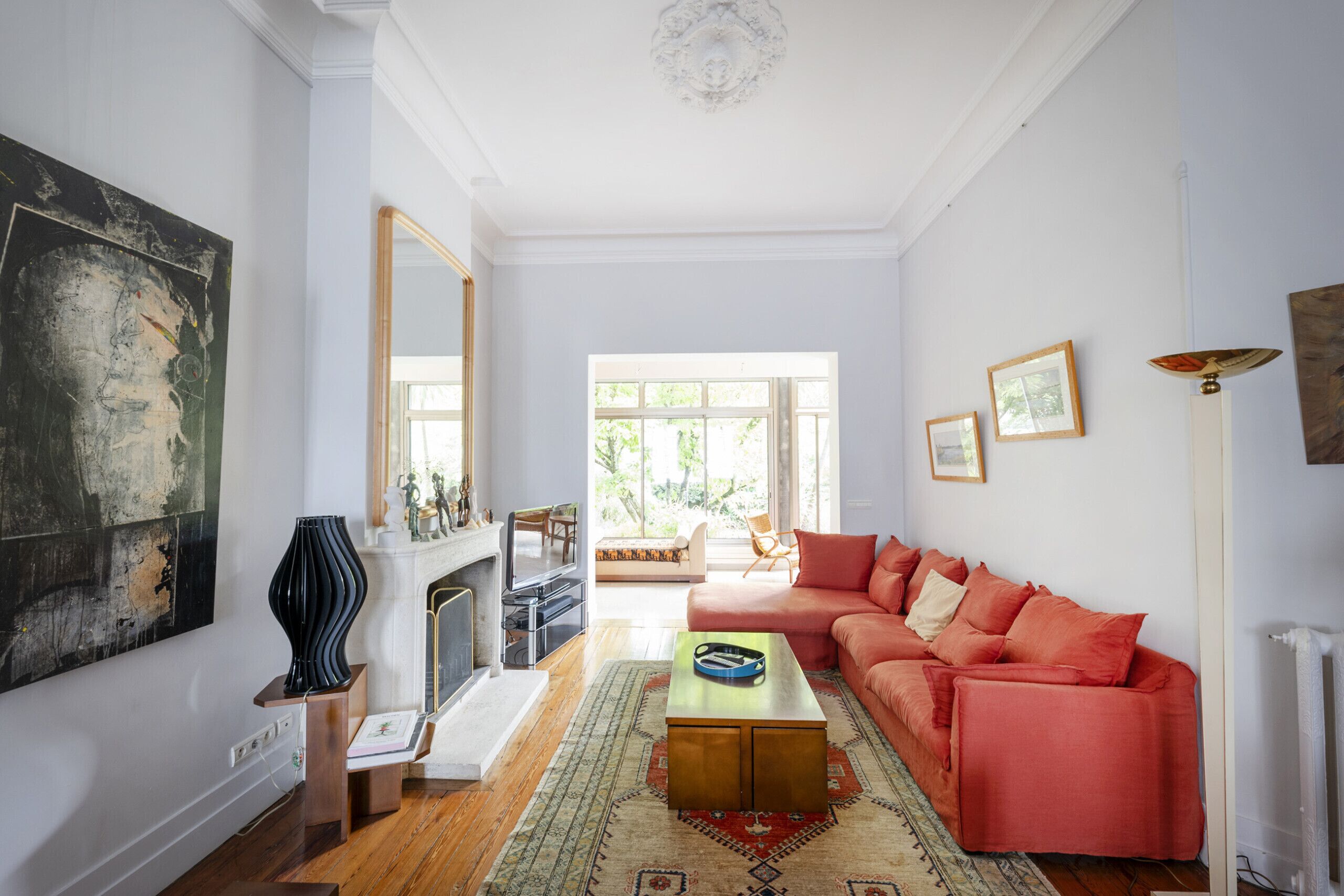 Televisie en een open haard