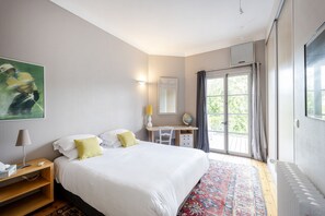 4 slaapkamers, een strijkplank/strijkijzer, gratis wifi, beddengoed