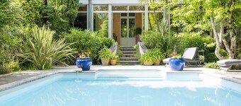 Villa with swimming pool Bordeaux center, quiet garden, air-conditioned