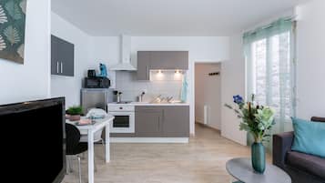 Refrigerador, microondas, horno y cafetera y tetera