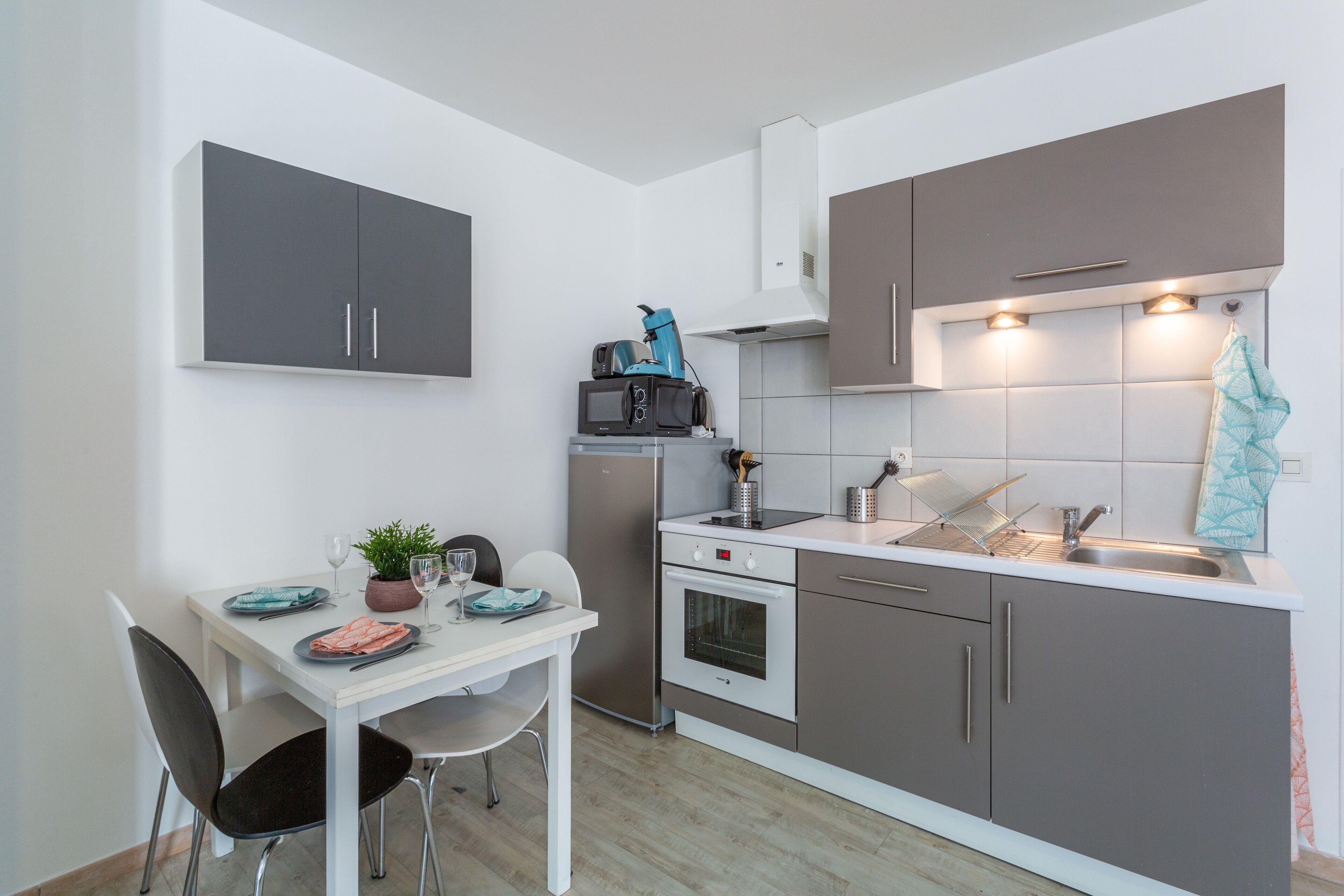 Kühlschrank, Mikrowelle, Ofen, Wasserkocher mit Kaffee-/Teezubehör