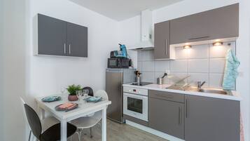 Kühlschrank, Mikrowelle, Ofen, Wasserkocher mit Kaffee-/Teezubehör