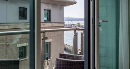 Isle be Back - Harbourfront Views from Balconies