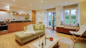 Eine moderne Küche mit Holzausbau, einem Einbauofen und einem Essbereich mit einer Bank und einem Stuhl.