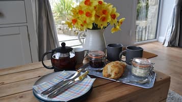 Panoramic Cottage, Private Bathroom, Courtyard View | Food and drink