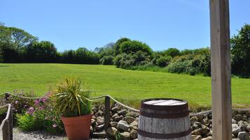 Panoramic-Ferienhaus, eigenes Bad, Blick auf den Innenhof | Garten