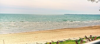 Cottage 19: Upper-Level Beachfront Unit in 4-Plex