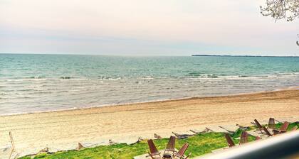 Cottage 19: Upper-Level Beachfront Unit in 4-Plex