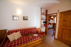 2 bedrooms, in-room safe, iron/ironing board, travel crib