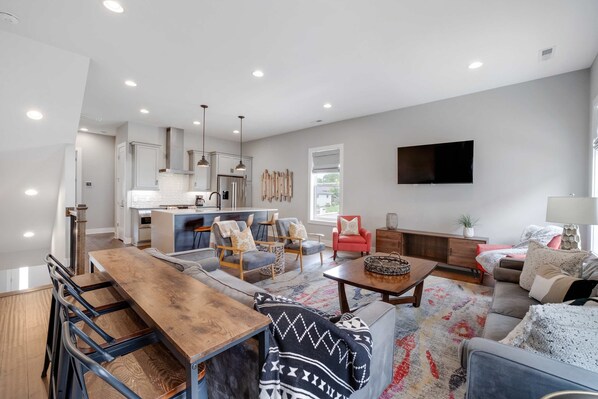 Un espacio moderno para vivir con cocina, comedor y zona de estar.