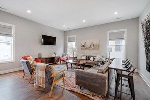 TV - Luxury Downtown Nashville Home + Stunning City Views (Nashville)