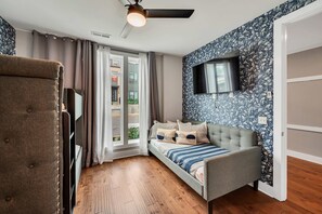 Een televisie en een kantoor