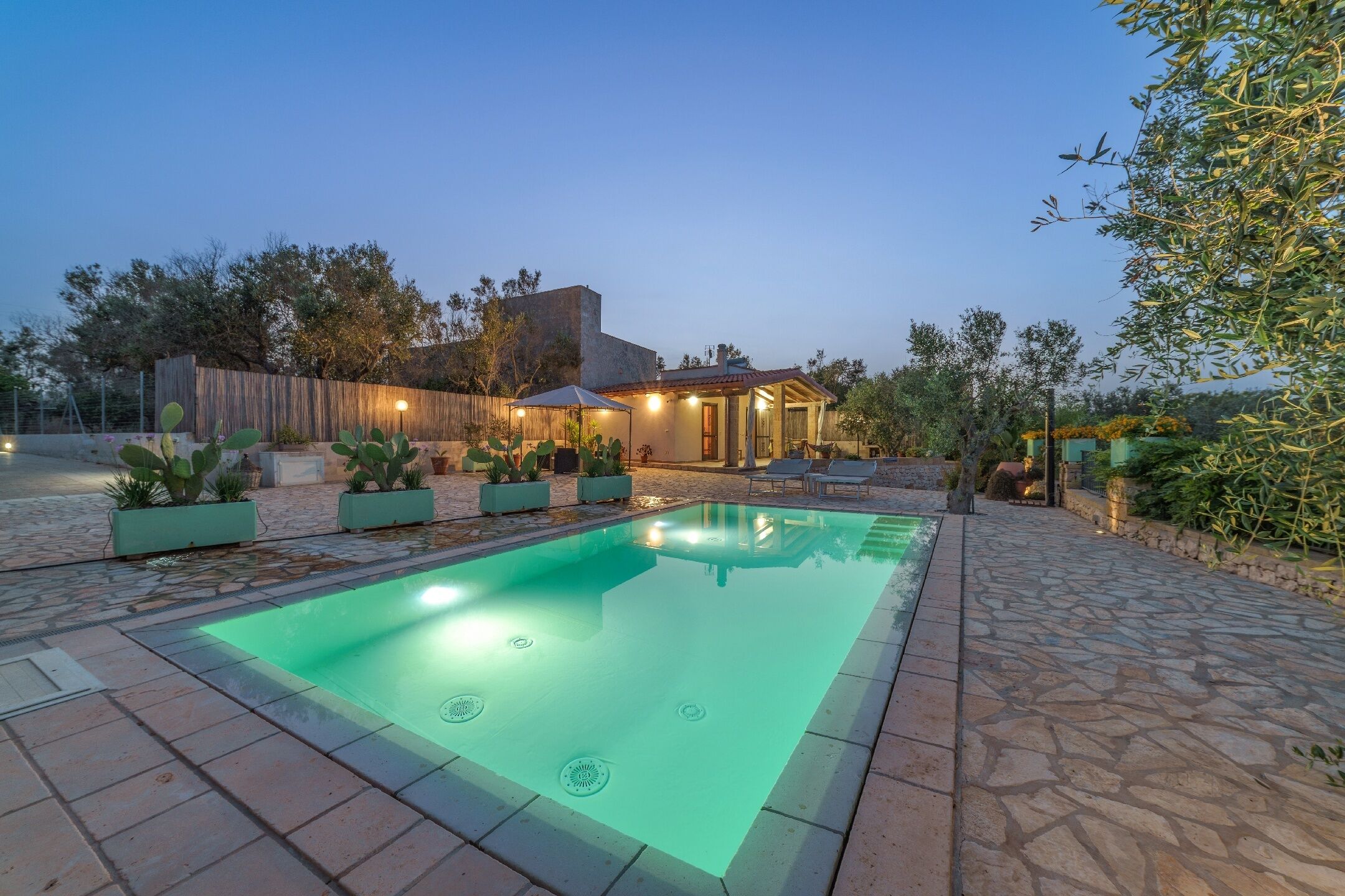 حمّام سباحة خارجي