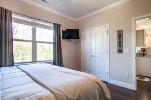 2 bedrooms, desk, iron/ironing board, WiFi