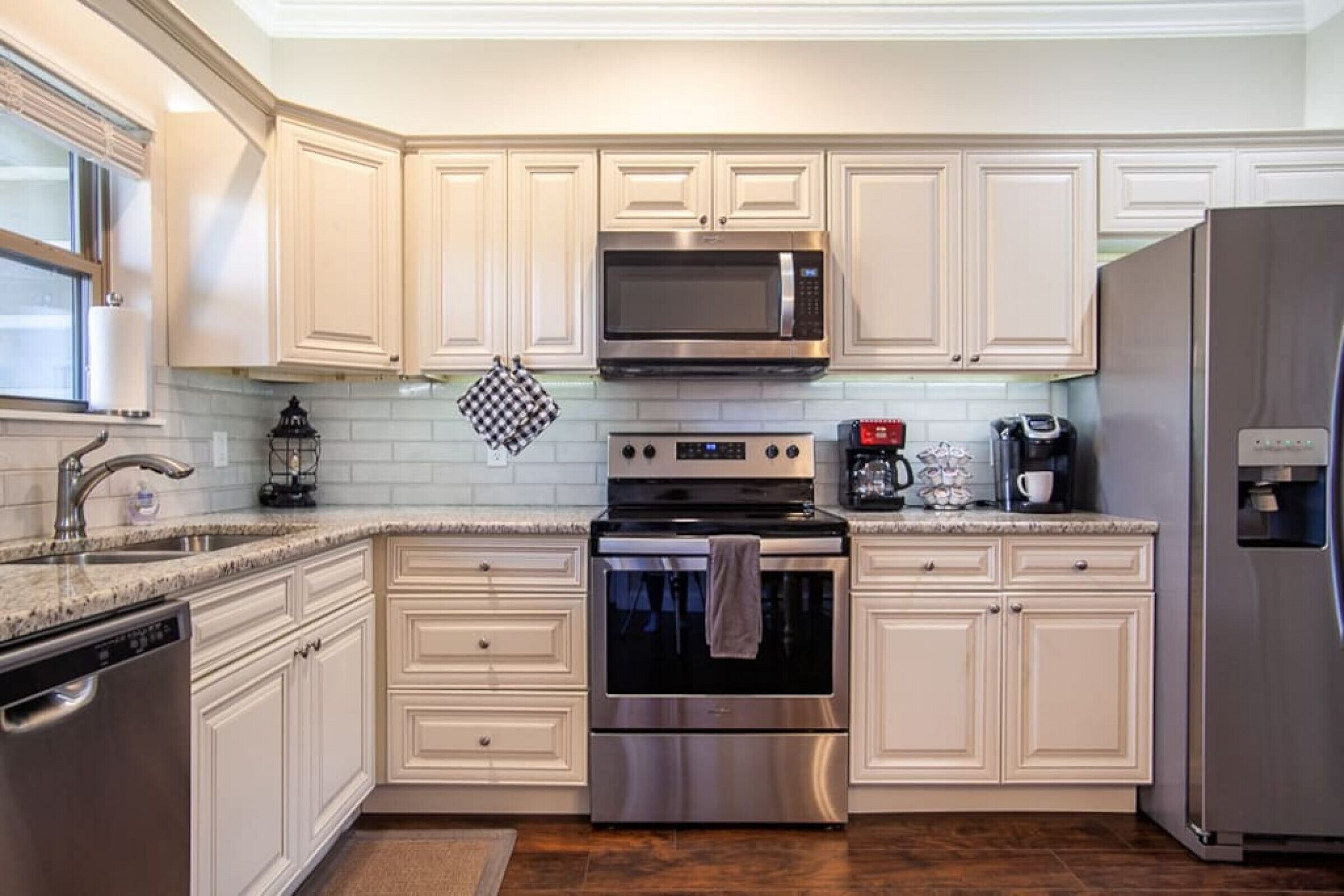 Refrigerador, microondas, horno y parrilla de estufa 