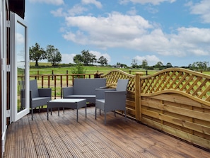 Terrace/patio - Pheasant Lodge - UK33402 (Billesdon, near Leicester)
