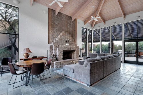 Beautifully Remodeled Sonoran Oasis – 2BR Condo w/Pool, Mtn Views & Pet Friendly