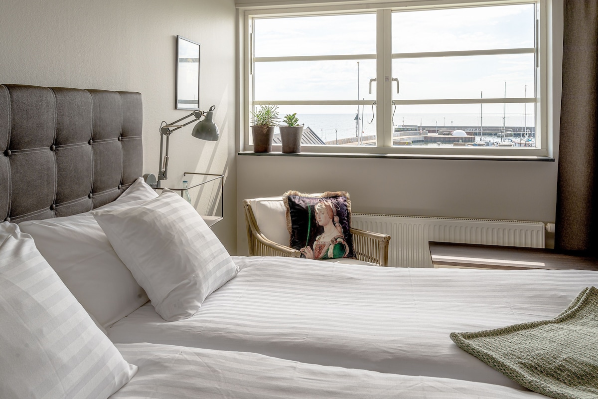 WiFi (free), bed sheets