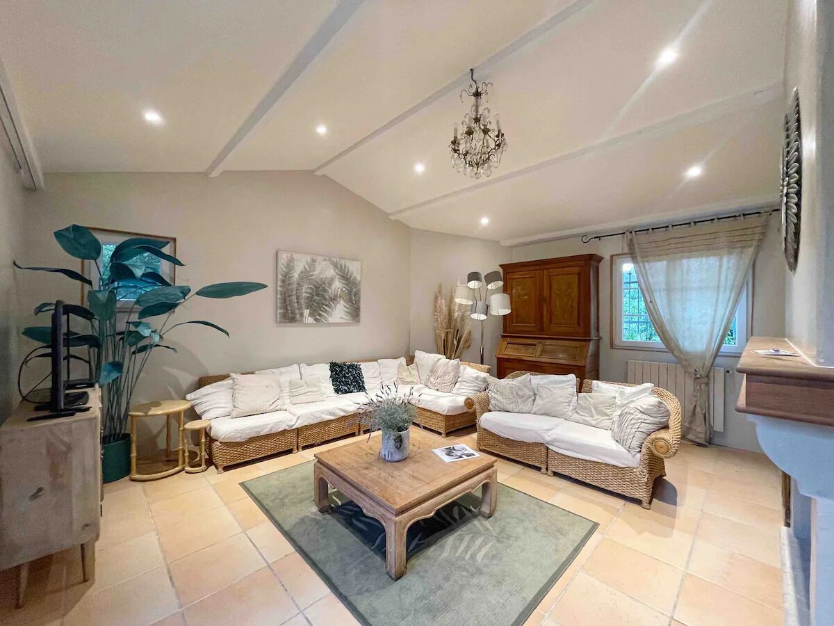 智能電視、DVD 播放機、乒乓球設施、書籍