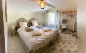 5 bedrooms, desk, iron/ironing board, free WiFi - Charming farmhouse in a quiet location (Le Beaucet)