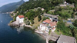 Un villaggio costiero con case costruite su una collina che domina il mare.