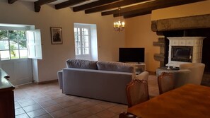 TV connectée, cheminée, lecteur de DVD, baby-foot