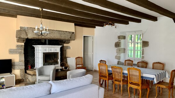 Smart TV, chimenea, reproductor de DVD y futbolito