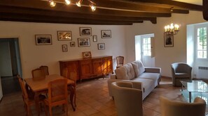 Smart TV, chimenea, reproductor de DVD y futbolito