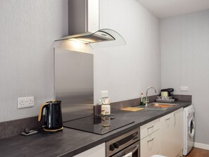 Oven, dishwasher, freezer - 3 bedroom accommodation in Ceres, near Cupar (Ceres, near Cupar)