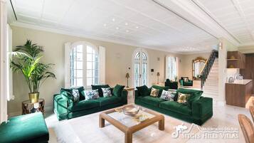 Een smart-tv, een open haard, tafelvoetbal en boeken