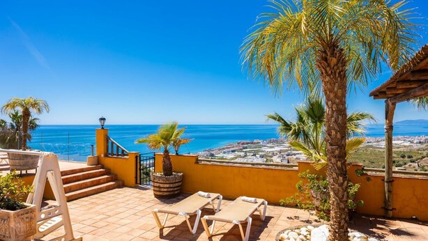 A terrace with a view of the sea, a palm tree, and a wooden pergola. - Villa Benizan Private Pool, Sea Views, A/C, WiFi (Torrox)