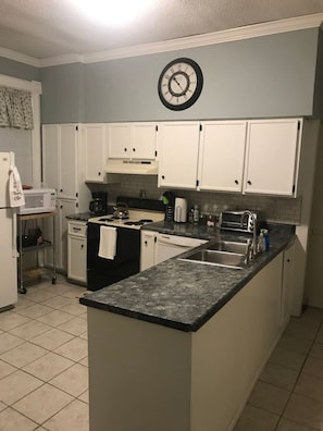Fridge, microwave, oven, stovetop - Comfort and Convenience!  Close to Downtown Spfd. (Springfield)