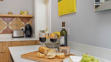 Lavavajillas y trona infantil