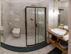 City Apartment | Bathroom | Shower, hair dryer, soap, toilet paper - Jagiellonczyka Premier (Torun)