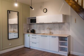 Leilighet – design | Eget kjøkken | Kjøleskap, mikrobølgeovn og kjøkkenutstyr