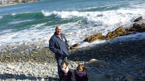 Una playa rocosa con olas rompiendo en la orilla.