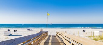 Luxury Direct Beachfront Walk to restaurants Waterslide-Lazy River-Splash Pad