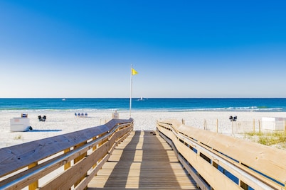 Luxury Direct Beachfront Walk to restaurants Waterslide-Lazy River-Splash Pad